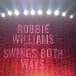 La picioarele lui Robbie Williams